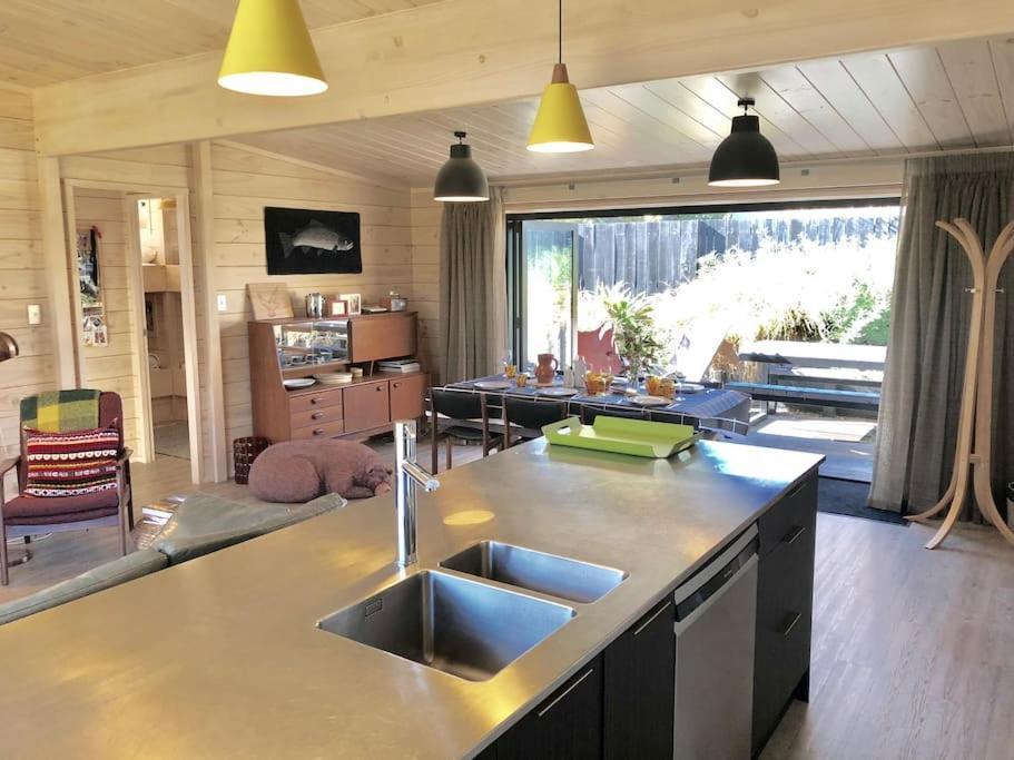 Modern Kowhai Cottage Ванака Екстер'єр фото